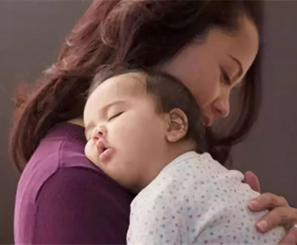 不哄就能轻松让宝宝睡觉，诀窍原来是这个？