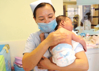 怎么样正确拍嗝？--万婴宝月嫂告诉你！