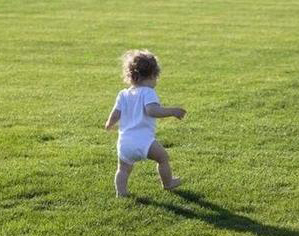 宝宝说话早，走路早好不好？